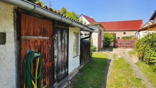 Gemeinsam genutzte Zufahrt - 6 Zimmer Mehrfamilienhaus, Wohnhaus zum Kaufen in Regis-Breitingen