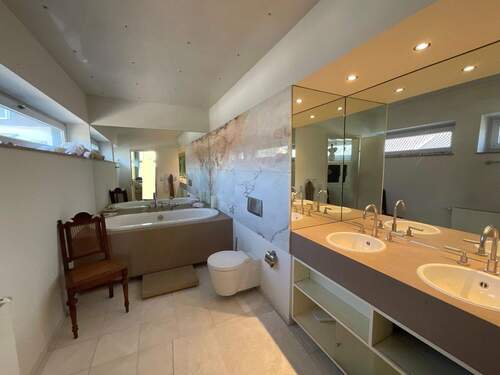 Zweites Badezimmer mit Badewanne Hinterhaus - 