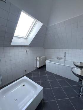 Badezimmer Dachgeschosswohnung Vorderhaus - 