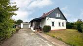 Hausansicht mit Zufahrt - Ein Zuhause mit Charme und Potential in Hänigsen-Riedel sucht neue Eigentümer! (SY-1020-101)
