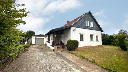 Hausansicht mit Zufahrt - Ein Zuhause mit Charme und Potential in Hänigsen-Riedel sucht neue Eigentümer! (SY-1020-101)