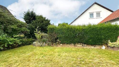 Rückseite mit Hecke um die Terrasse - 