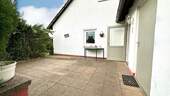 Terrasse mit Zugang ins Haus und Ölraum - 