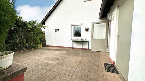 Terrasse mit Zugang ins Haus und Ölraum - 