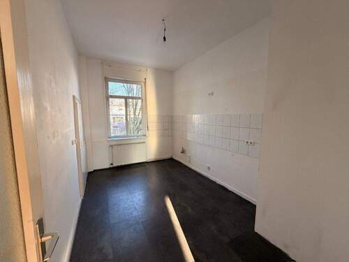 Küche mit Fliesenspiegel - 3 Zimmer Etagenwohnung zur Miete in Frankfurt am Main