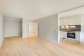 Wohnzimmer mit Küche - Moderne 1-Zimmer-Wohnung nach Sanierung mit Stellplatz