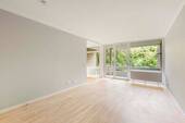 Wohnzimmer mit Balkon - 1 Zimmer Einfamilienhaus in Neuss