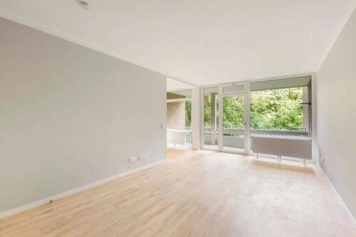 Wohnzimmer mit Balkon - 1 Zimmer Einfamilienhaus in Neuss