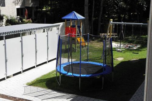 Spielplatz vor dem Haus - 