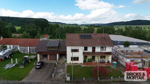 von vorne - 8 Zimmer Mehrfamilienhaus, Wohnhaus zum Kaufen in Mittelneufnach