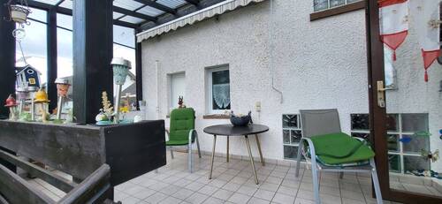 ÜBERDACHTER BALKON MIT ZUSÄTZLICH PLATZ - 