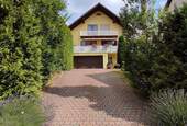 Hausansicht mit Zufahrt - Modernes Einfamilienhaus mit 5,5 Zimmern in Forstwolfersdorf