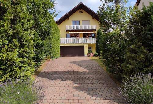 Hausansicht mit Zufahrt - Modernes Einfamilienhaus mit 5,5 Zimmern in Forstwolfersdorf
