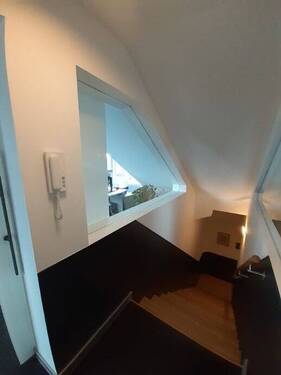 Treppe mit Blick zum Wohnraum - 