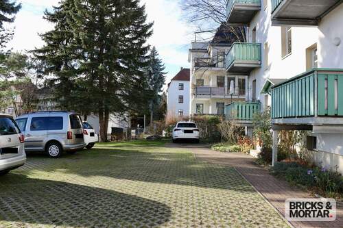 Hof mit Parkplätzen - 