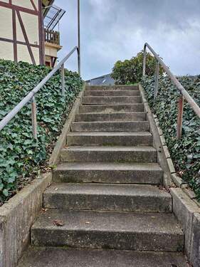 Treppe zum Haus - 1 Zimmer Mehrfamilienhaus, Wohnhaus zum Kaufen in Hann. Münden