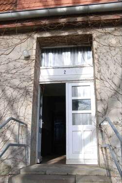 Einer der Seiteneingänge - Mehrfamilienhaus, Wohnhaus mit 710,00 m&sup2; in Bad Kleinen / Dalliendorf zum Kaufen