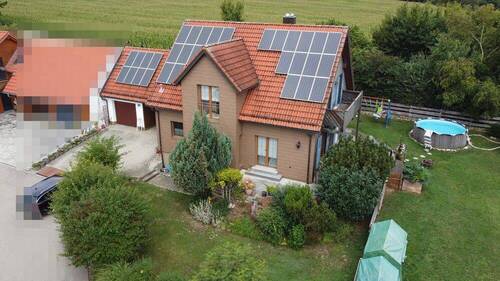 Bild 1 - GROßES FAMILIENWOHNHAUS - freihstehendes EFH mit Garage, Carport und Garten in Ortsrandlage