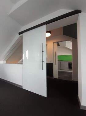 Blick vom Wohnzimmer über den Flur zur KÜ - Kleines Penthouse***2 Balkone***Fahrstuhl***Einbauküche