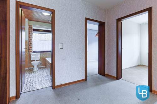 Zugang zu den individuell nutzbaren Zimmern - 4 Zimmer Einfamilienhaus in Langwedel