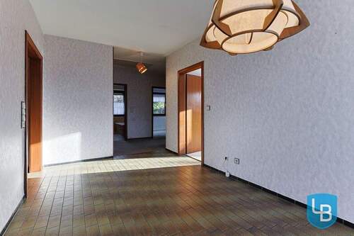 Blick vom vorherigen Essbereich zu den individuell nutzbaren Zimmern - Einfamilienhaus mit 87,00 m&sup2; in Langwedel zum Kaufen