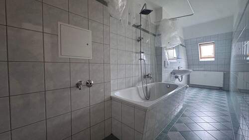 Badezimmer mit Waschmaschinenanschluss - 