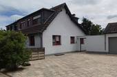 Vorplatz - Modernisiertes Haus auf großem Grundstück, seltene Gelegenheit in K-Vogelsang mit Ausbaureserven