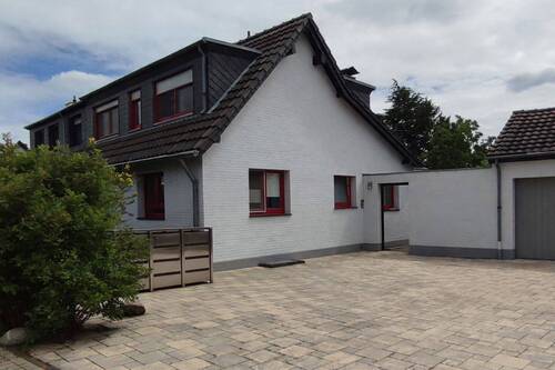 Vorplatz - Modernisiertes Haus auf großem Grundstück, seltene Gelegenheit in K-Vogelsang mit Ausbaureserven