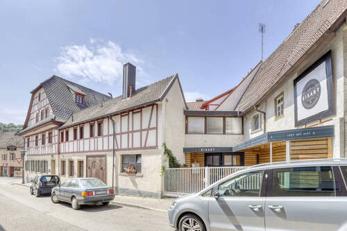 Gebäudeansicht - Seiteneigang und Eisdiele - 2 Zimmer Hotel, Pension, Gasthof in Königsbach-Stein