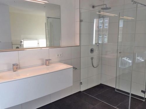 Badezimmer mit Wanne und Dusche - 