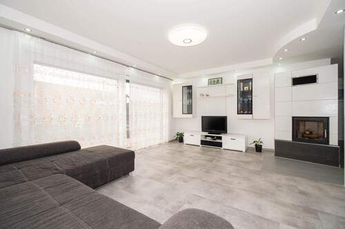 Wohnbereich mit Kamin - 8 Zimmer Einfamilienhaus zum Kaufen in Salz