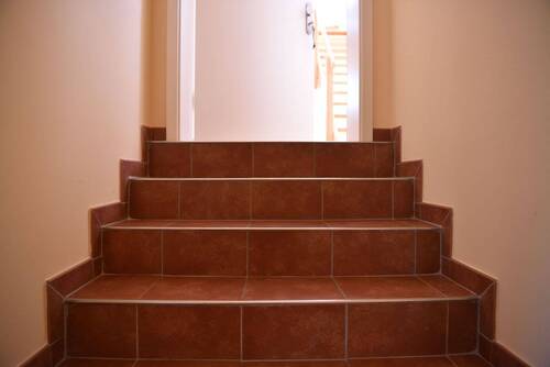 Stufen zur Wohnung - Mehrfamilienhaus, Wohnhaus mit 215,00 m² in Selters (Taunus) zur Miete