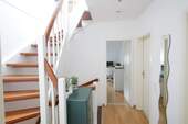 Diele mit Treppe z. ausgeb. Spitzboden - 