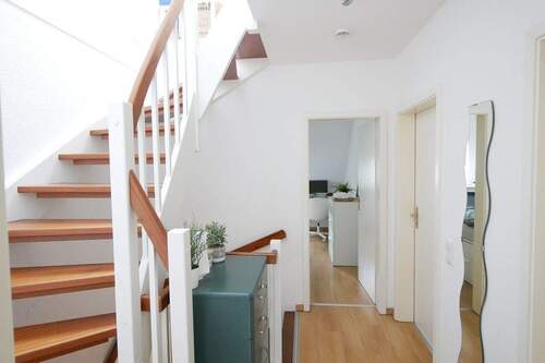 Diele mit Treppe z. ausgeb. Spitzboden - 