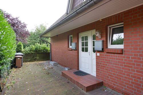 Gemeinsamer Eingang - 8 Zimmer Mehrfamilienhaus, Wohnhaus in Prisdorf