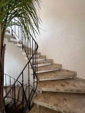 Treppe mit Naturstein-Stufen aus Marmor - 