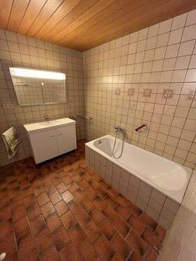 Badezimmer mit Wanne und Dusche - 