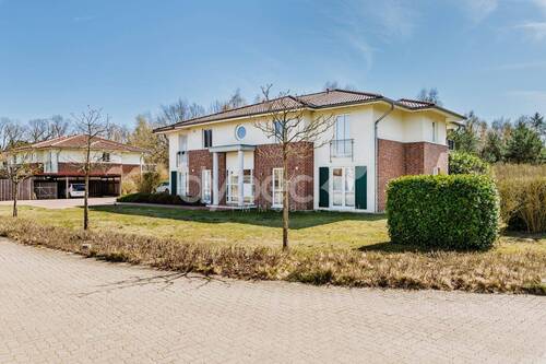 Hausansicht - Mehrfamilienhaus, Wohnhaus in Adendorf