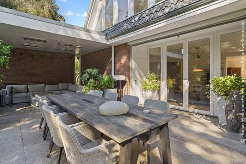 ... mit vorgebauter, teilüberdachter Terrasse ... - 