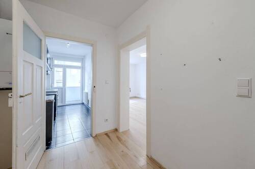 Flur mit Blick zur Küche - 