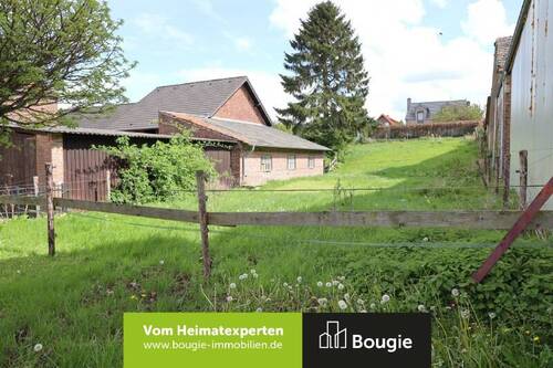 Straßenansicht - Baugrundstück in zentraler Ortsmitte