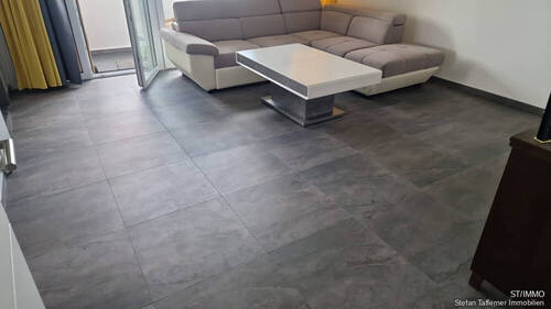Wohnzimmer mit Steinfliesen - 