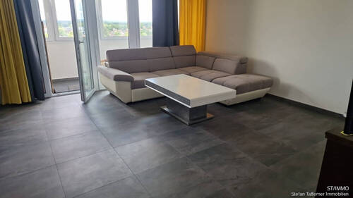 ohnzimmer mit Steinfliesen - 3 Zimmer Etagenwohnung in Markt Schwaben