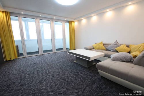 Wohnzimmer (Teppich auf Steinfliesen) - Etagenwohnung mit 73,70 m² in Markt Schwaben zum Kaufen