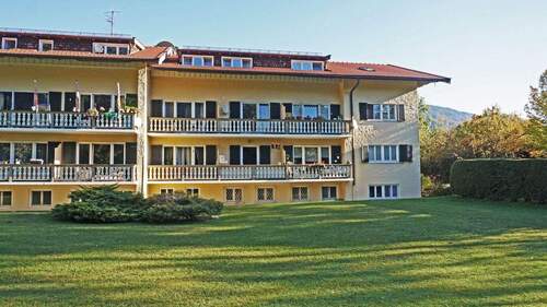 Wohngebäude mit Balkon - Gemütliche Maisonette-Wohnung in Weissach