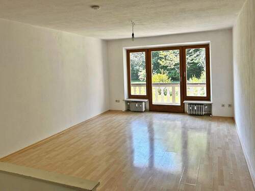 Helles Wohnzimmer mit Balkon - 2 Zimmer Etagenwohnung zur Miete in Weissach
