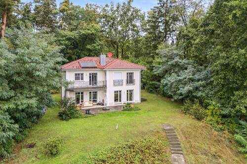 Blick auf das Haus mit Terrasse und Balkon seeseitig - 