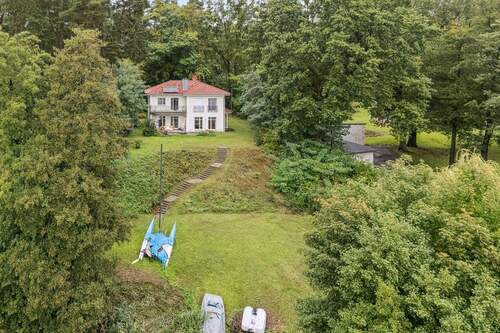 Blick auf das naturbelassene Grundstück - 