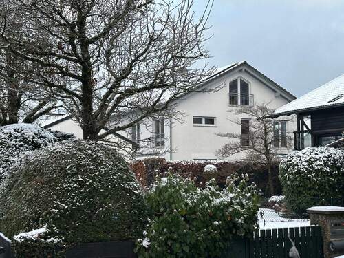 Hausansicht - DHH in Energieeffizienz A+! Viel Platz im neuwertigen ruhigen Haus, mit großem Garten in Bernried.