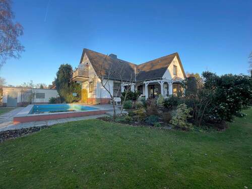 Hausansicht - Wohnen auf Zeit wie im eigenen Haus! Erdgeschosswohnung mit Garten, Sauna und Garage